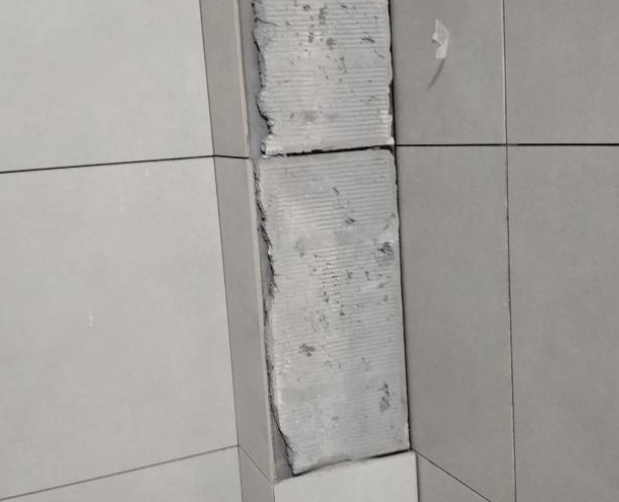 宜昌瓷砖空鼓维修公司分享下瓷砖施工前基层浇水润湿程度不足，可能导致以下问题