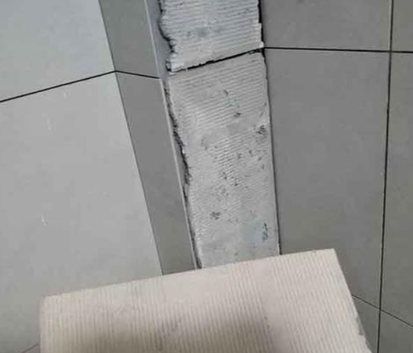 宜昌瓷砖空鼓维修公司分享下厨房瓷砖脱落的补救措施。